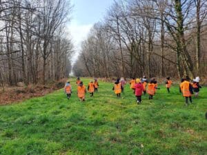 Enfant de l'école élémentaire de Doue qui ramassent les déchets sur l'ENS des bois de Doue