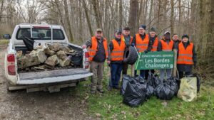 Groupe de chasseurs avec la collecte de déchets trouvés sur l'ENS des Bordes Chalonges