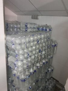 Don de bouteilles d'eau aux sapeurs pompiers 77